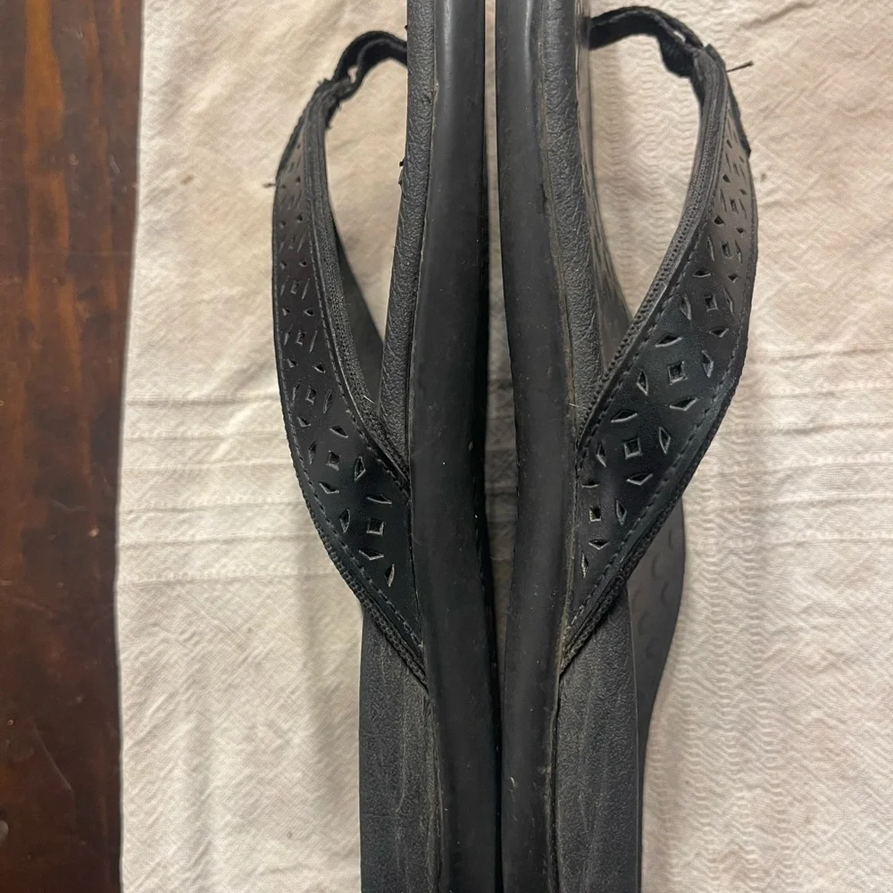 Black Vionic flip flops - Picture 11 of 11